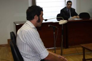 Dos anys de presó per l'acusat d'atacar un veí de Girona amb una ampolla de licor per atracar-lo