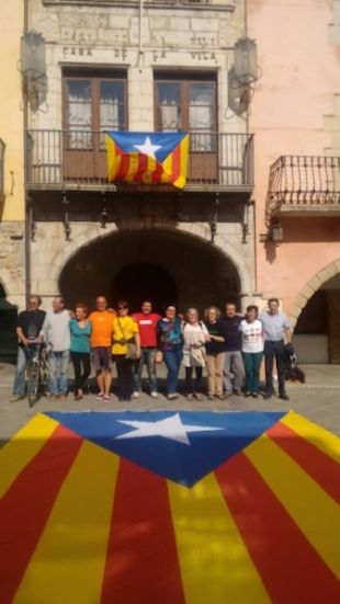Membres de l'ANC pengen una estelada a l'Ajuntament de Torroella de Montgrí