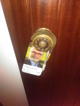 Denuncien a CiU de Salt per fer una bustiada durant la jornada de reflexió