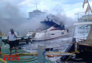 Un incendi crema una embarcació al port de Platja d'Aro sense causar ferits