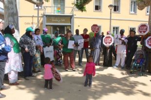 Els ocupants del bloc de Salt tramiten el padró per donar d'alta els serveis bàsics