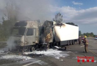 Un camió punxa una roda, bolca i crema totalment a l'AP-7