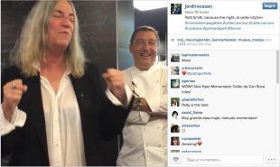 Patti Smith es cola a la cuina d'El Celler de Can Roca i canta 'Because the Night'