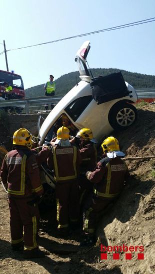Una conductora resulta ferida en sortir de la via i estimbar-se a Campdevànol