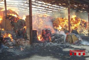 Tres dotacions dels Bombers supervisen el paller de Ventalló incendiat