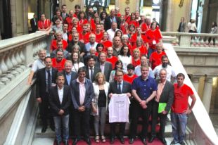 Desenes de veïns de Medinyà celebren la decisió del Parlament des de l'hemicicle