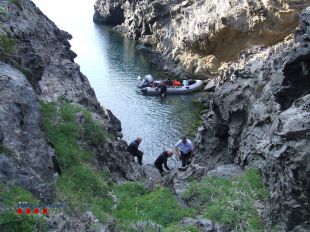 Tres detingus per extreure un àmfora d'entre els segles II i I a.c. del Cap de Creus