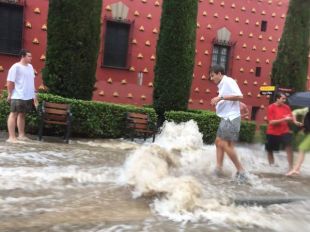 Figueres registra 65 litres en gairebé una hora inundant carrers i baixos