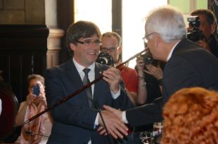 Puigdemont referma el compromís amb el procés en la presa de possessió d'alcalde