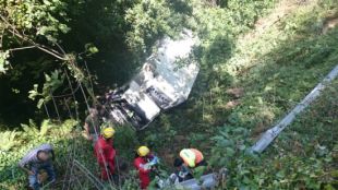 Bolca un camió que transportava carn en caure per un marge a Sant Gregori