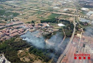 Els Bombers treballen en l'extinció d'un incendi forestal a Blanes