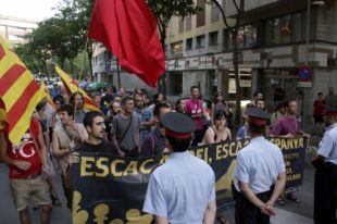 Unes 50 persones participen en la manifestació a Girona contra la visita de Felip VI