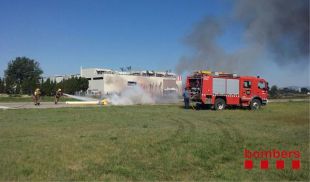 Una avioneta fa un aterratge d'emergència a Empuriabrava i s'acaba incendiant