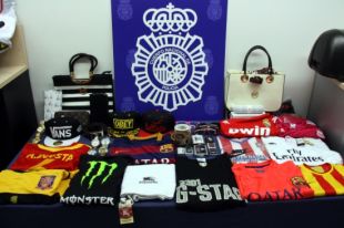 22 detinguts a Lloret de Mar per falsificar samarretes de futbol i productes de luxe