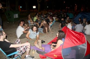 Mig centenar de persones passen la nit al ras per poder fer d'extres a Joc de Trons