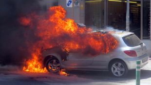 Un cotxe s'avaria i s'incendia amb el conductor a l'interior
