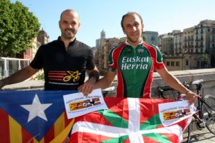 Pedalaran de Portbou a Hendaia per reclamar la independència catalana i basca