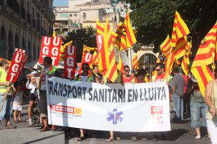 Prop de 40 treballadors de transports sanitaris gironins es manifesten contra la retallada salarial 