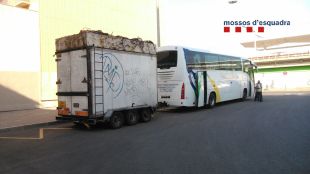 Enxampen un autobús amb un remolc que excedia uns 4.000 kg el màxim permès