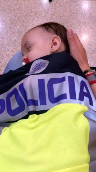 La policia allibera una noia obligada a prostituir-se i al seu nadó