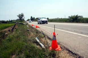 Mor el conductor d'un turisme en sortir de la via a la C-31 al Baix Empordà