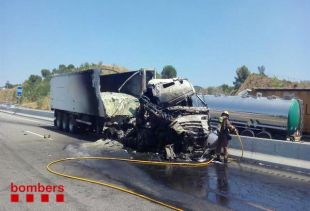 Un camió s'incendia en un accident de trànsit a l'AP-7 a Sant Julià de Ramis