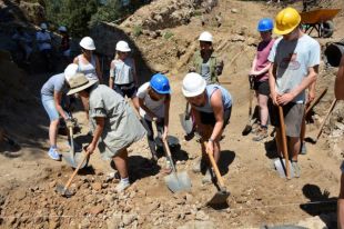 Un total de 24 joves d'arreu del món participen al camp de treball del castell de Montsoriu