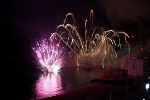 Més de 100.000 persones omplen la platja de Blanes el primer dia dels Focs