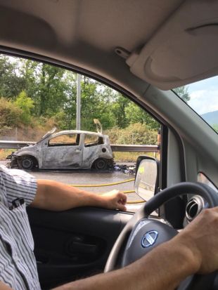 Un cotxe incendiat al túnel de Bracons genera tres quilometres de cua