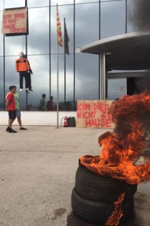 Els treballadors de Gas Gas cremen pneumàtics davant els interessats en la fàbrica