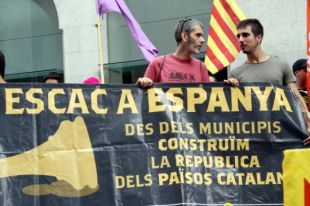 El TC confirma la sentència de 2.700 euros a dos gironins per cremar fotos del rei