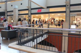 H&M amplia la botiga a l’Espai Gironès amb dues plantes i  2.500 metres quadrats
