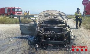 Un cotxe s'incendia i queda completament calcinat a l'entrada de Siurana
