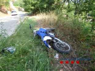 Xoca contra un arbre conduint una moto robada, begut i sense carnet