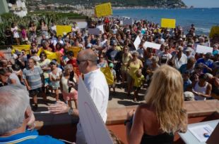 L'Estartit es mobilitza per reclamar mesures que aturin el retrocés de la platja de Griells