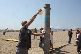 Analitzen l'aigua de més de 300 dutxes de les platges gironines per prevenir l'aparició de legionel·la 