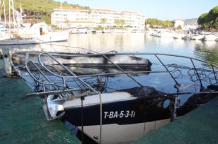 Retiren les barques cremades a Platja d'Aro sense cap vessament de combustible