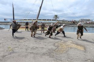 La platja d'Empuriabrava es converteix en l'escenari d'un atac pirata de l'edat mitjana