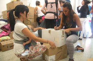 Mares gironines desfermen una onada de solidaritat recollint material per Síria