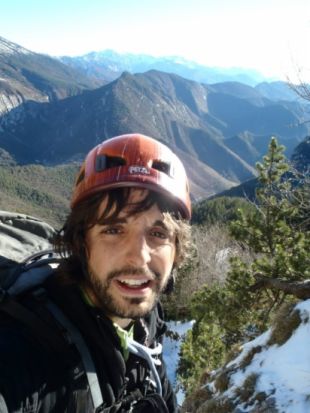 Acusen un policia nacional d'agredir un jove a la Jonquera per parlar en català