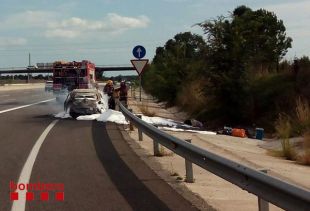 Un cotxe s'incendia al voral de l'AP-7 a Vilablareix