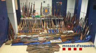 Imputada una veïna de Castelló d'Empúries que tenia 174 armes de foc a casa