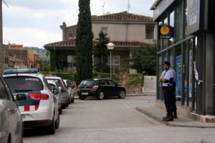 Atraquen una entitat bancària de Bàscara a punta de pistola