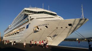 El Costa Magica bat el rècord de creueristes al port de Palamós amb 2.740 passatgers