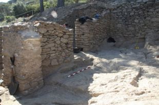 Troben les primeres tombes infantils a la necròpolis medieval de Santa Creu de Rodes
