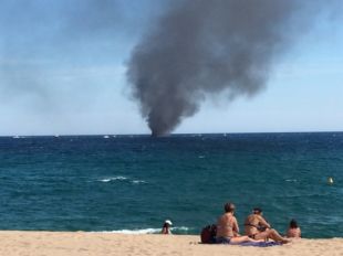 Crema un vaixell davant la costa de Platja d'Aro