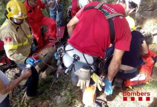 Un ferit greu i un lleu en caure amb el seu cotxe per un barranc a Vilallonga de Ter