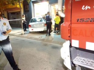 Perd el control del seu vehicle i s'estampa contra l'aparador d'un comerç a Palamós