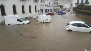 Una tromba d'aigua col·lapsa la riera de Cadaqués i atrapa diversos cotxes a dins