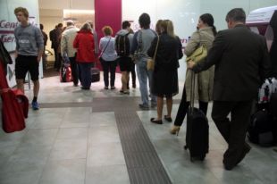 L'avaria del TAV genera cues a l'estació de Girona